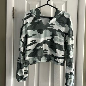 WILD FABLE CROPPED CAMO HOODIE SIZE L